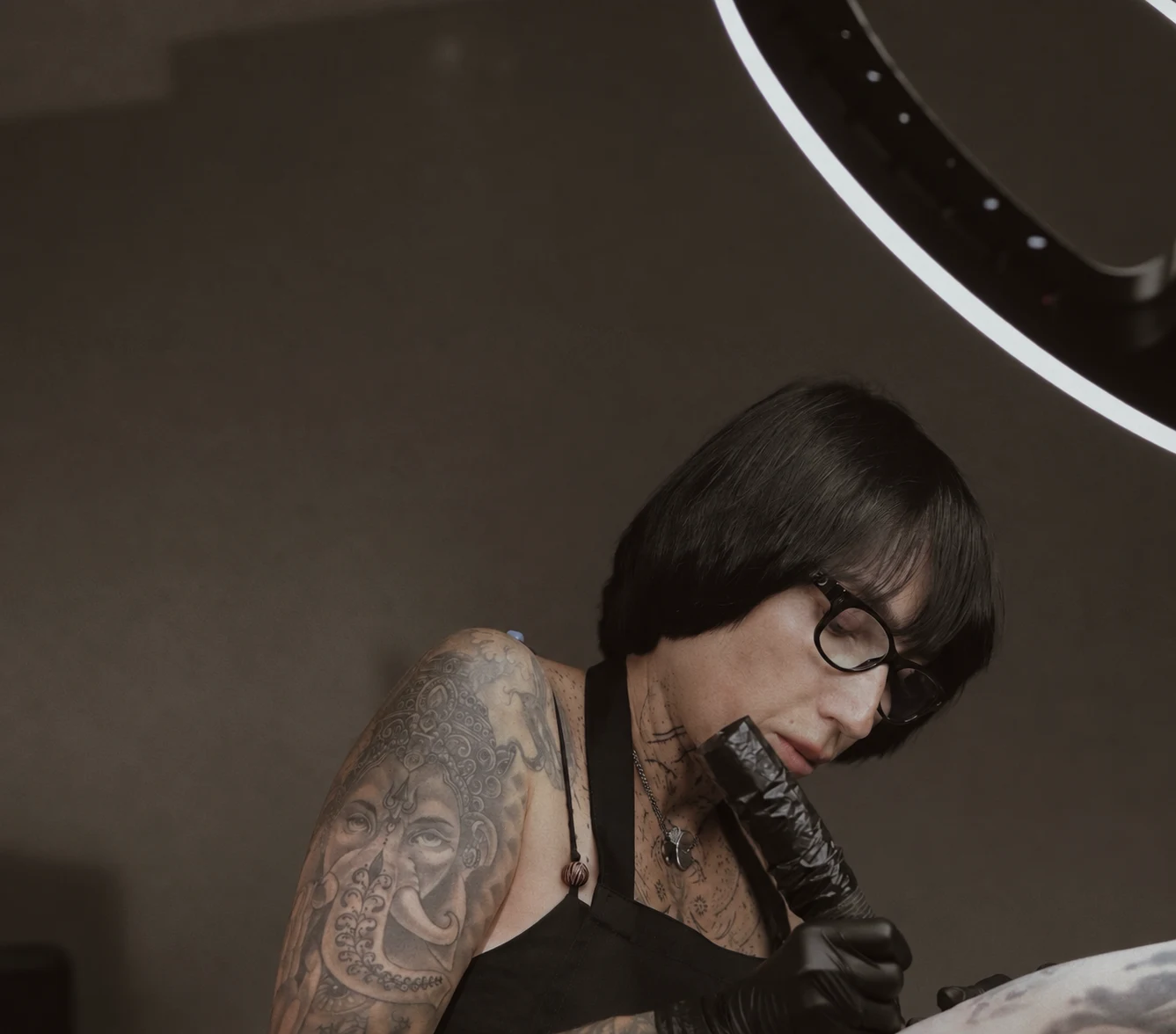Anastasia realizando un tatuaje