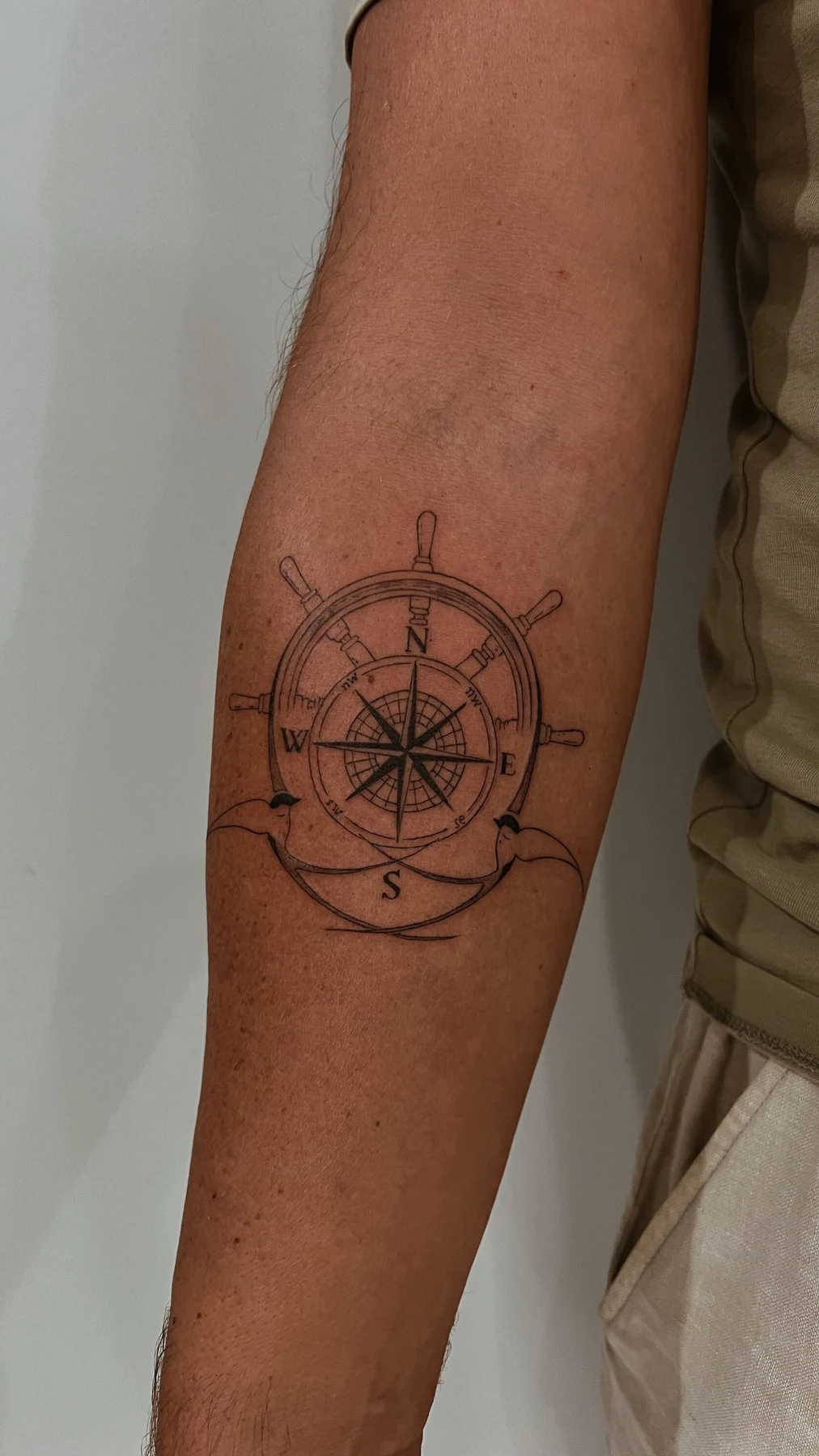 Tatuaje personalizado de brújula en líneas, realizado por Anastasia