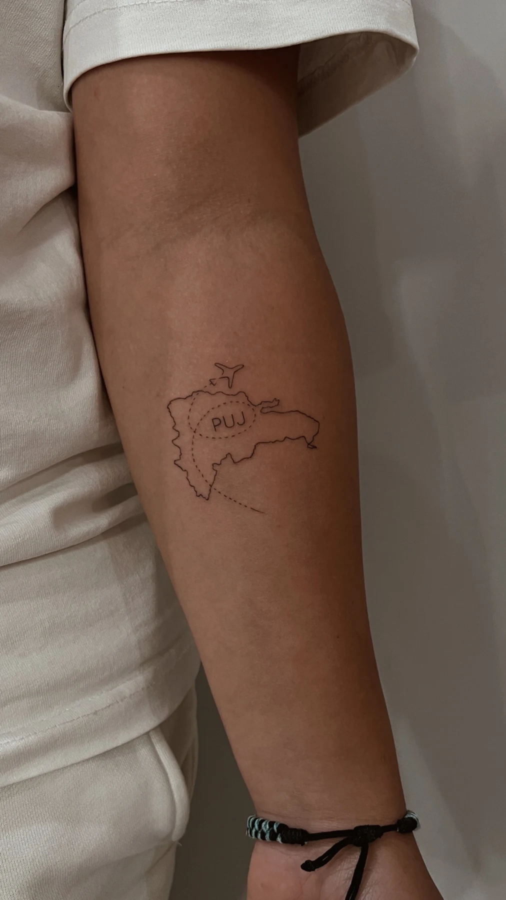 Tatuaje del mapa de República Dominicana y PUJ realizado por Anastasia
